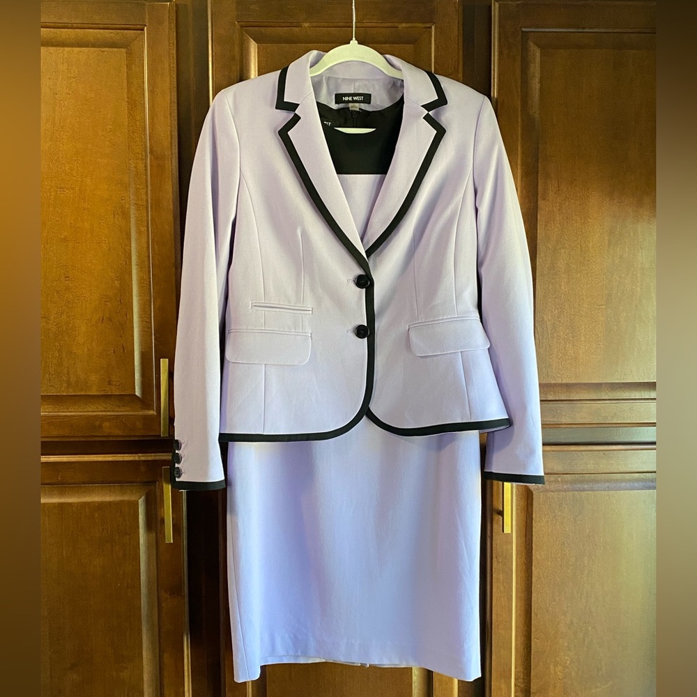 Absolutely Stunning Nine West Lavender Blazer and Dress Set with Black Accents